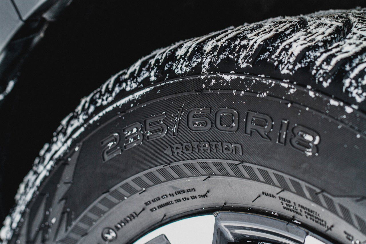 Вращение (Rotation) на шинах: направление вращения, правильная установка и последствия ошибок Вращение (Rotation) на шинах: направление вращения, правильная установка и последствия ошибок